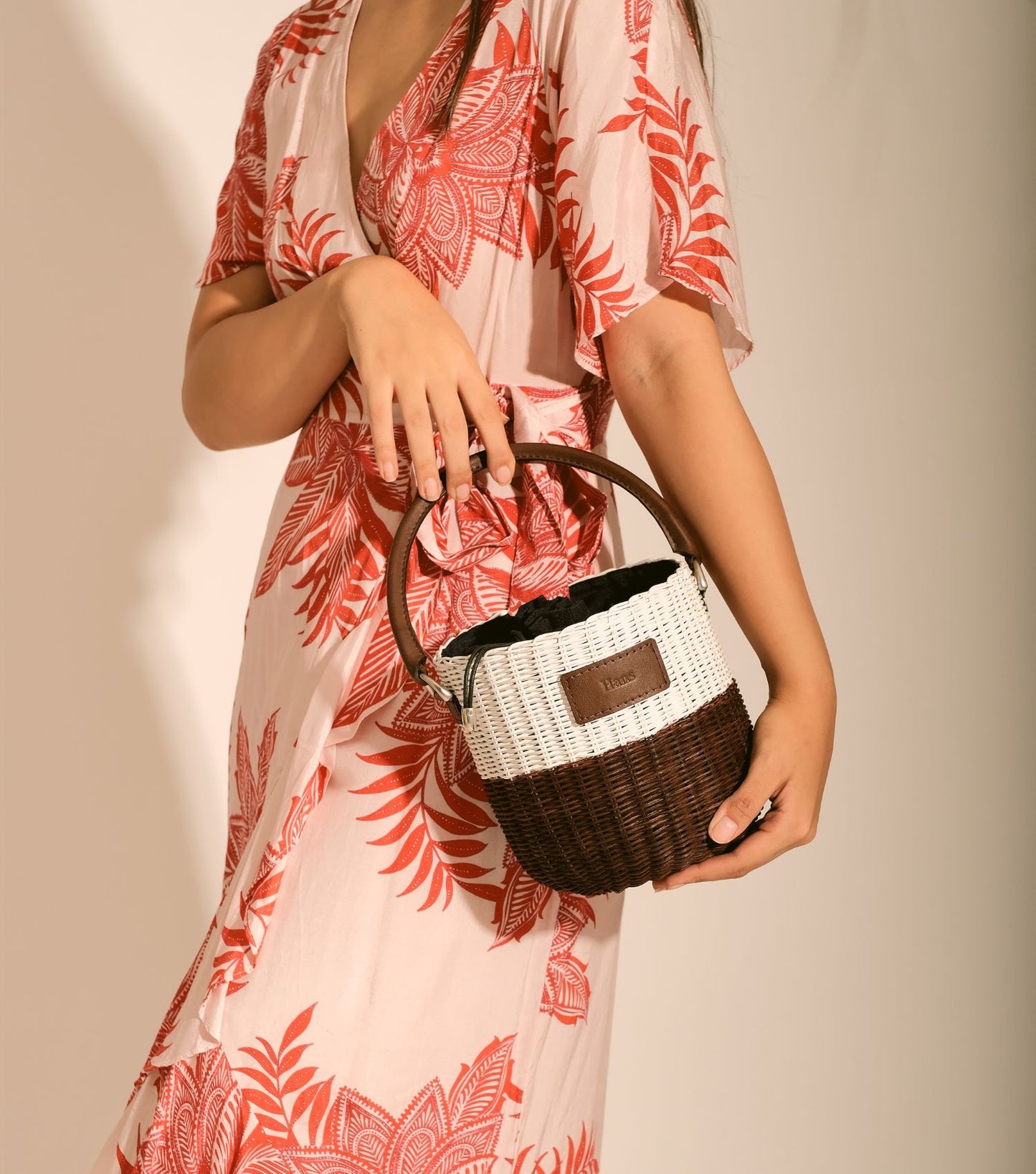 Model Holding Nico Bucket Sling